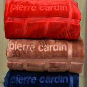Couverture une place pierre cardin 2930