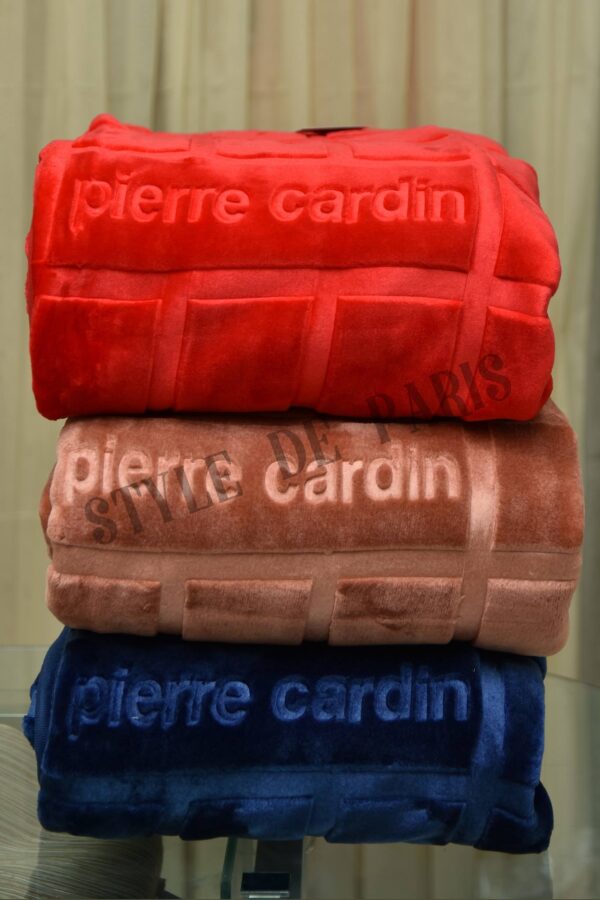 Couverture une place pierre cardin 2930